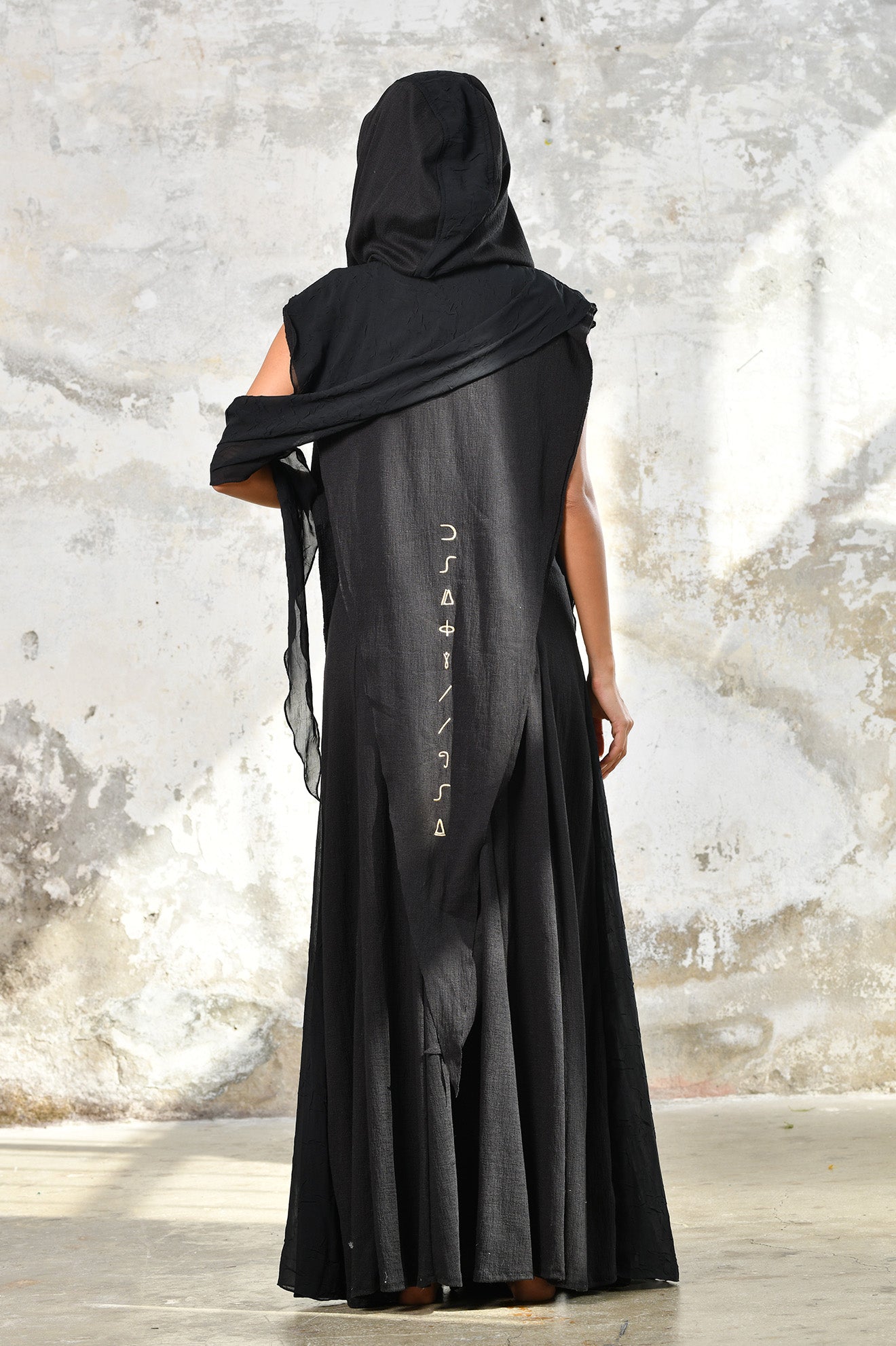 Armus Hood in Black