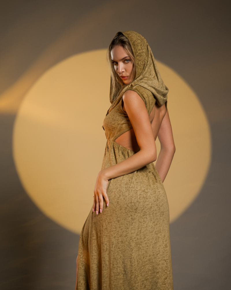 Hand-dyed bohemian hooded dress with open back and side splits. Made from cotton and linen, this dress offers natural elasticity for a comfortable fit, perfect for festivals or casual boho chic looks.