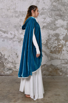 Silk velvet and fur reversible cape, luxurious boho cape for women, hand-embroidered back cape for special events, soft and comfortable cape for chilly weather, goddess-inspired cape for elegant and chic outfits, fairy tale inspired cape for boho weddings, bohemian goddess cape for spiritual women, spiritual and luxurious cape for meditation, velvet and fur cape for moon rituals, soft and comforting cape for spiritual healing, luxurious and bohemian cape for shamanic practices