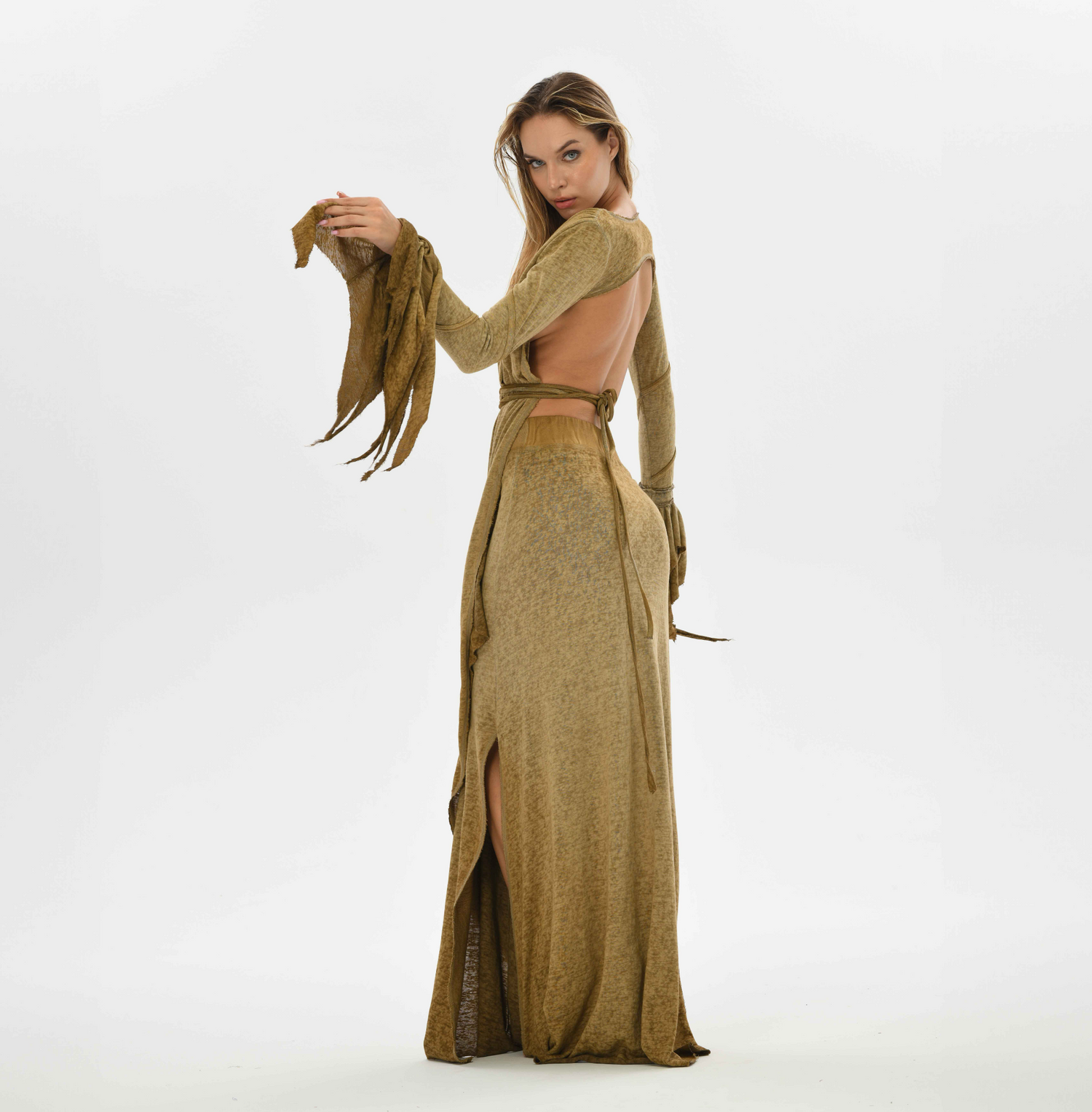 Boho chic skirt in desert sand with a goddess cut, ideal for belly dance and tribal fusion. The elastic waistband fits XS to L, with side splits for comfort and ease of movement.