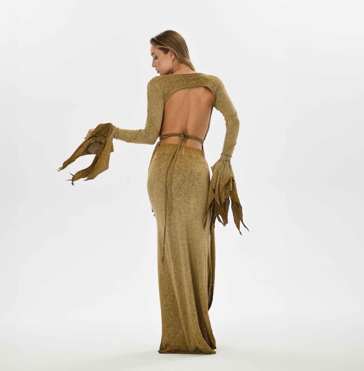 Layered nature skirt in desert sand, crafted from a cotton-linen blend with an elastic waistband and side splits. Ideal for belly dance, gypsy, and tribal fusion style, fitting sizes XS to L.