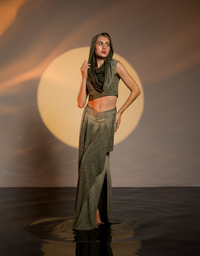 Green oriental skirt made from a cotton and linen blend, featuring a goddess cut, side splits, and an elastic waistband for sizes XS to L. Can be worn high or low waisted, perfect for boho chic and oriental fashion looks.