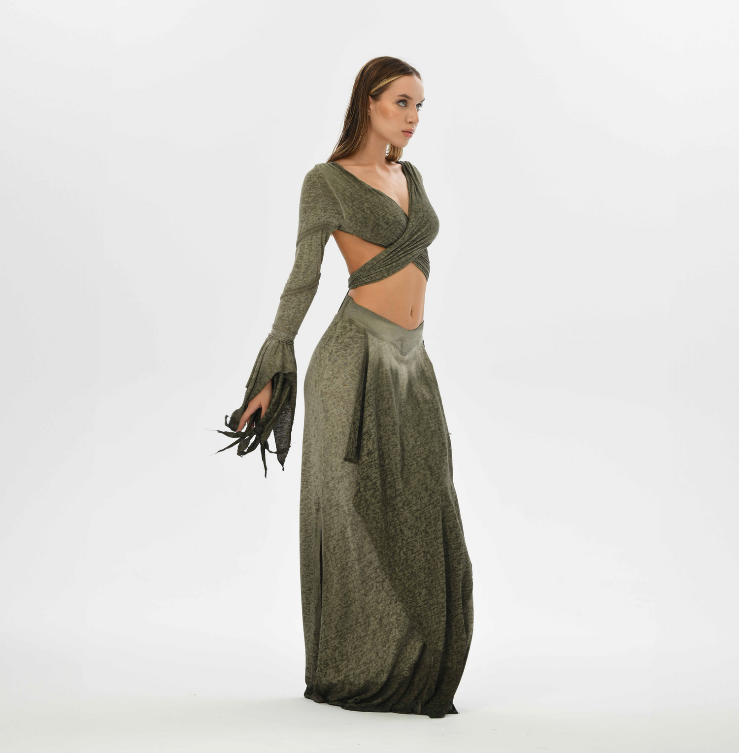 High waisted green oriental skirt, crafted from breathable cotton and linen with side splits for flexibility. The elastic waistband stretches to fit sizes XS to L, perfect for bohemian or casual styling.