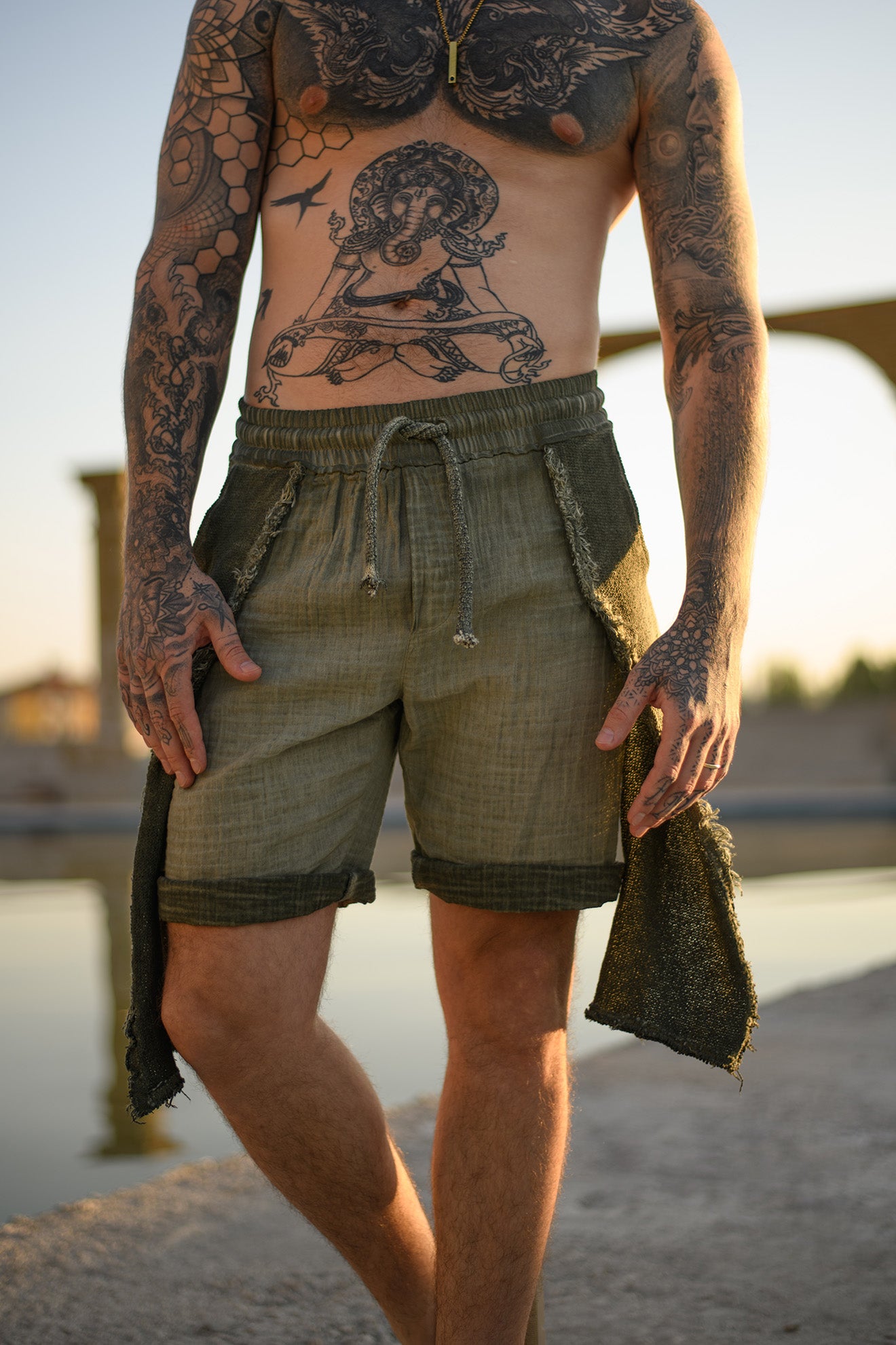 TRIBE Shorts in Khaki Green