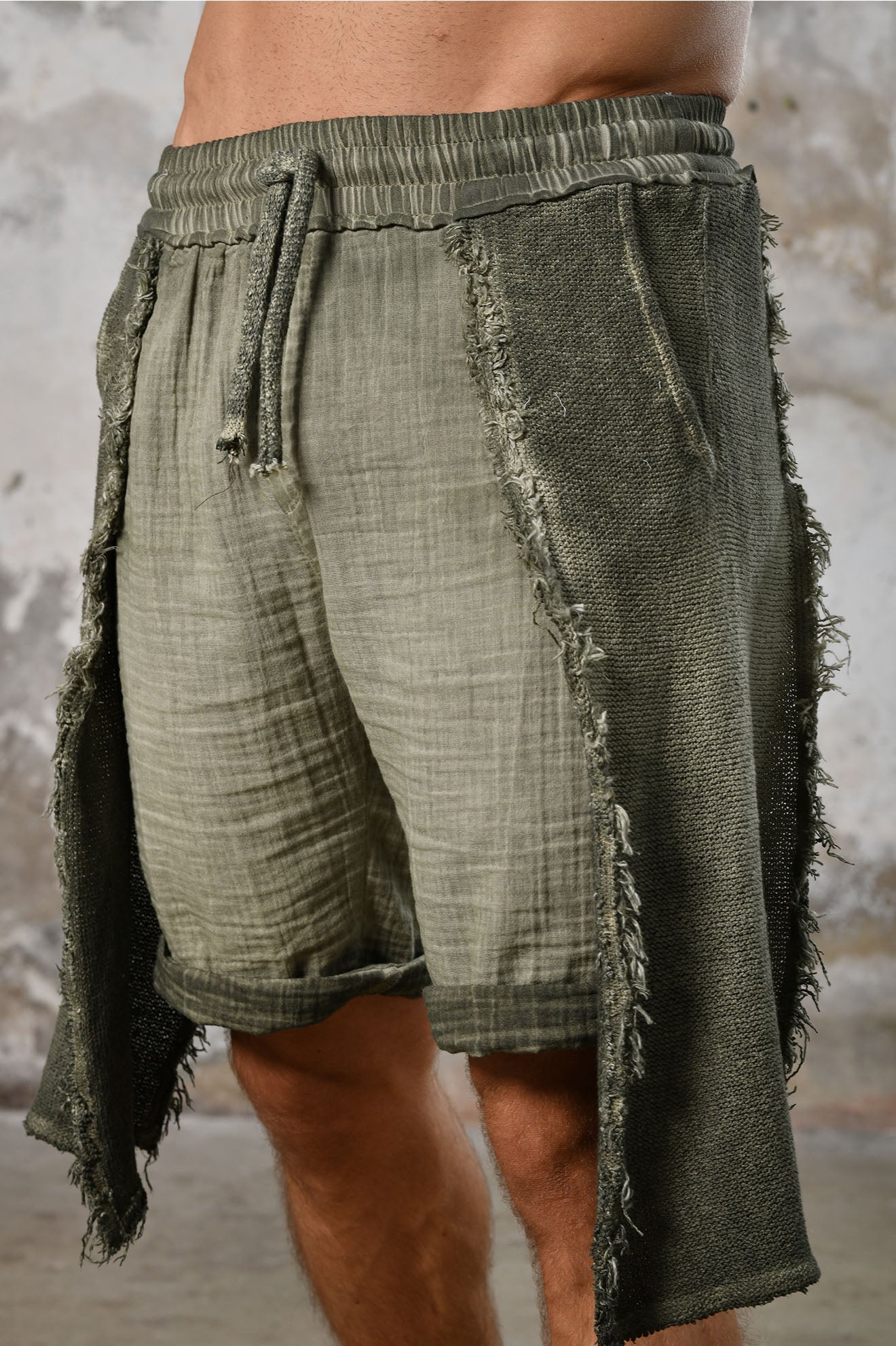 TRIBE Shorts in Khaki Green