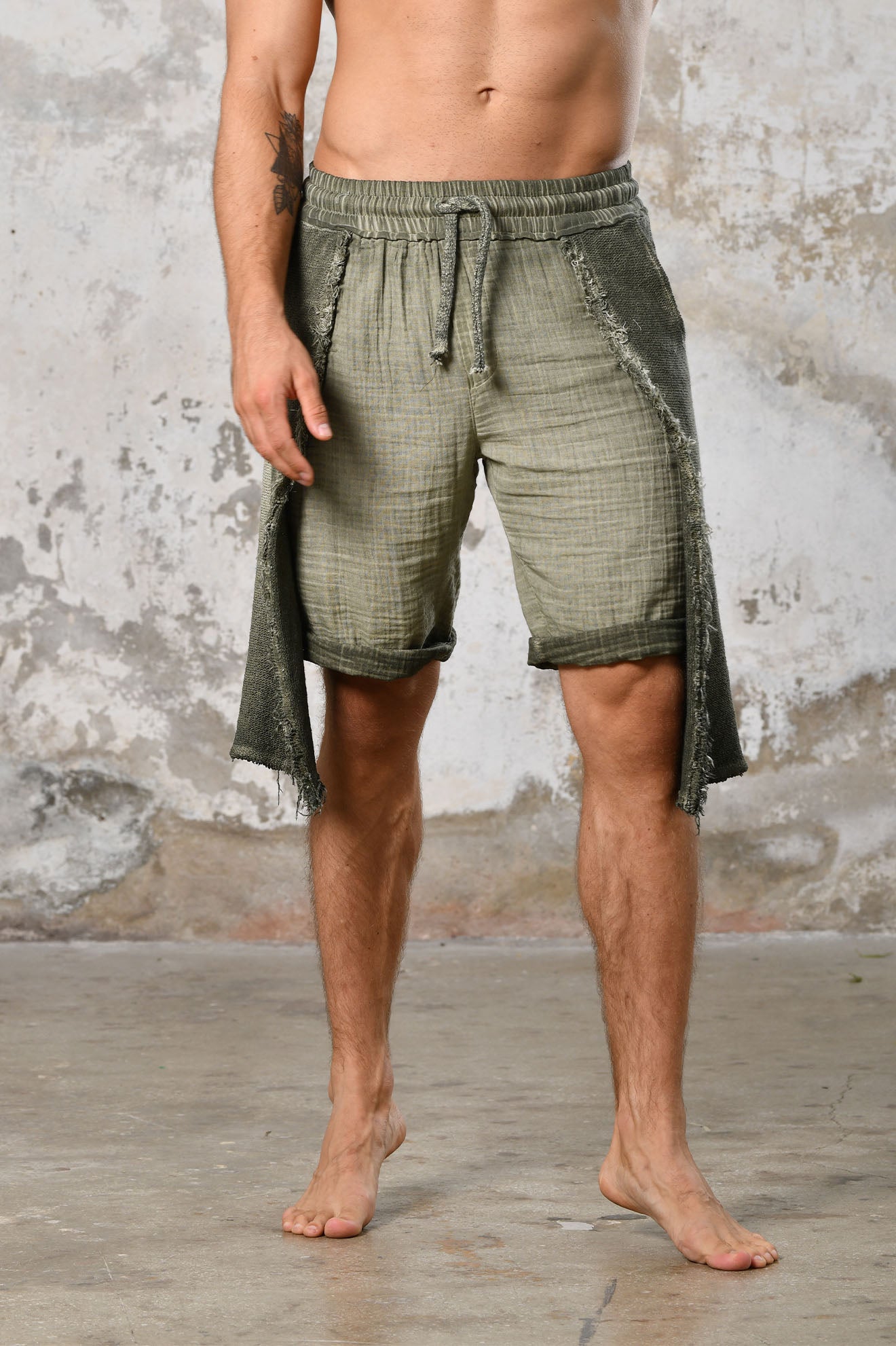 TRIBE Shorts in Khaki Green