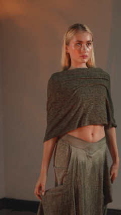 Green oriental skirt made from a cotton and linen blend, featuring a goddess cut, side splits, and an elastic waistband for sizes XS to L. Can be worn high or low waisted, perfect for boho chic and oriental fashion looks.