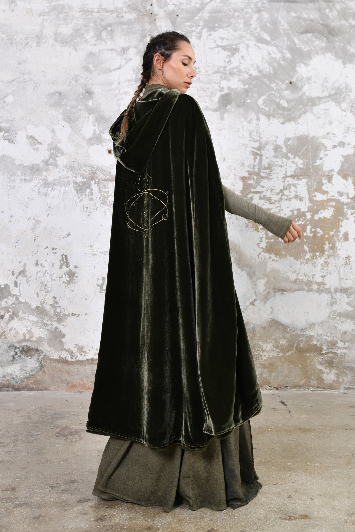 Silk velvet and fur reversible cape, luxurious boho cape for women, hand-embroidered back cape for special events, soft and comfortable cape for chilly weather, goddess-inspired cape for elegant and chic outfits, fairy tale inspired cape for boho weddings, bohemian goddess cape for spiritual women, spiritual and luxurious cape for meditation, velvet and fur cape for moon rituals, soft and comforting cape for spiritual healing, luxurious and bohemian cape for shamanic practices