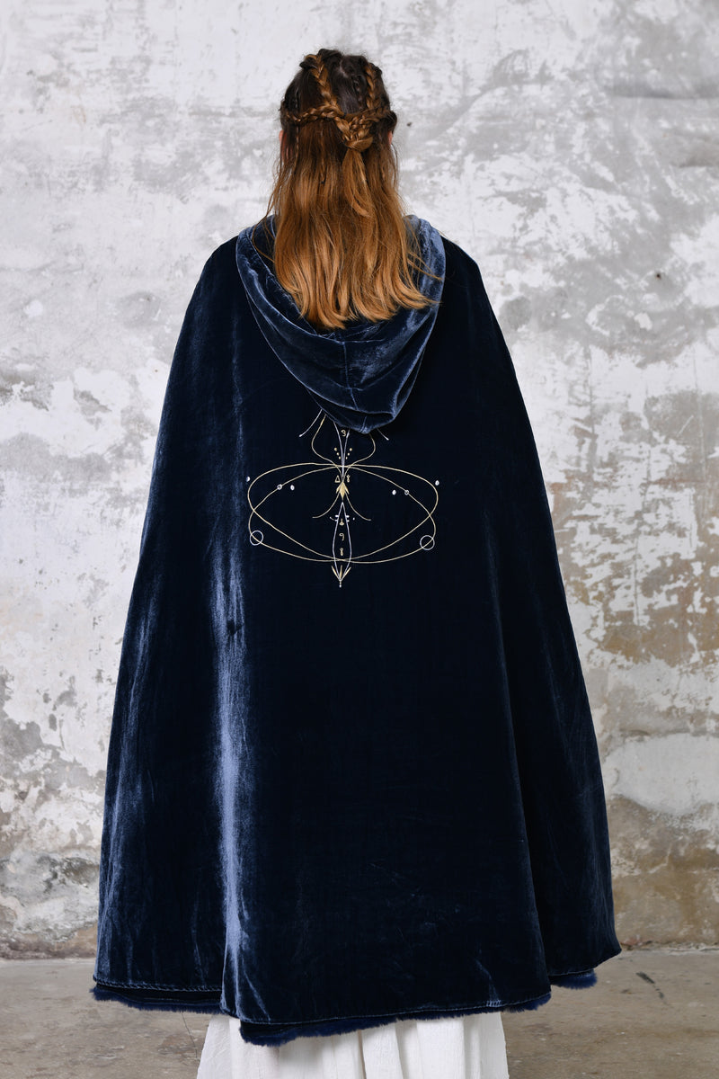 Silk velvet and fur reversible cape, luxurious boho cape for women, hand-embroidered back cape for special events, soft and comfortable cape for chilly weather, goddess-inspired cape for elegant and chic outfits, fairy tale inspired cape for boho weddings, bohemian goddess cape for spiritual women, spiritual and luxurious cape for meditation, velvet and fur cape for moon rituals, soft and comforting cape for spiritual healing, luxurious and bohemian cape for shamanic practices